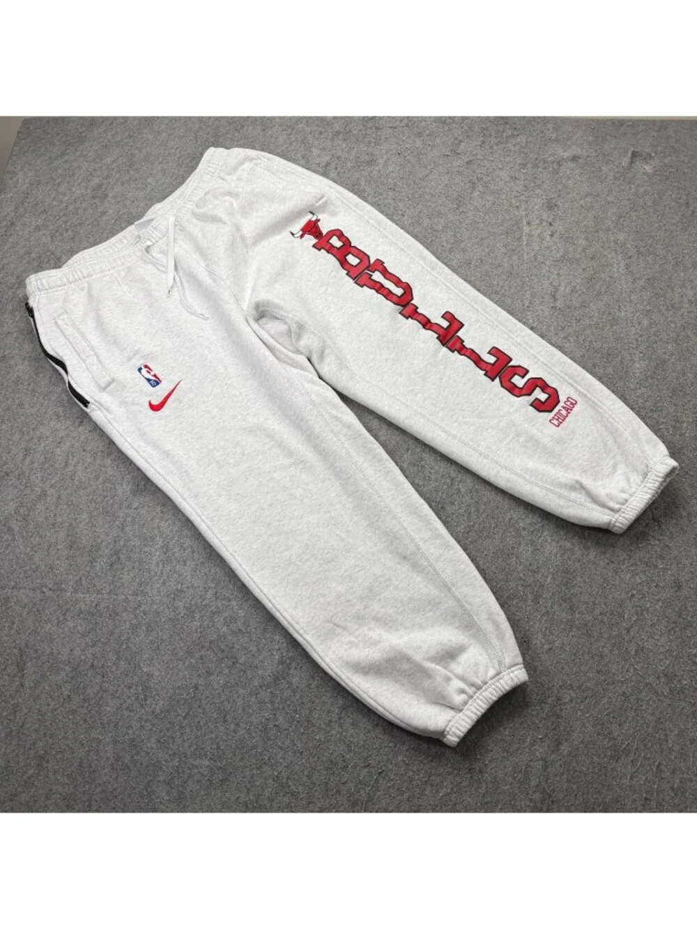 Chicago Bulls Nike Sweatpants Men 2XL Gray Cuffed DB1536 Courtside Fleece Pants